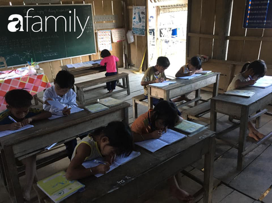 Lớp học kỳ lạ các em ngồi quay lưng vào nhau và câu chuyện nghẹn lòng phía sau qua lời kể của thầy giáo Tiểu học-4