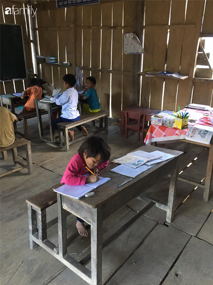 Lớp học kỳ lạ các em ngồi quay lưng vào nhau và câu chuyện nghẹn lòng phía sau qua lời kể của thầy giáo Tiểu học-5