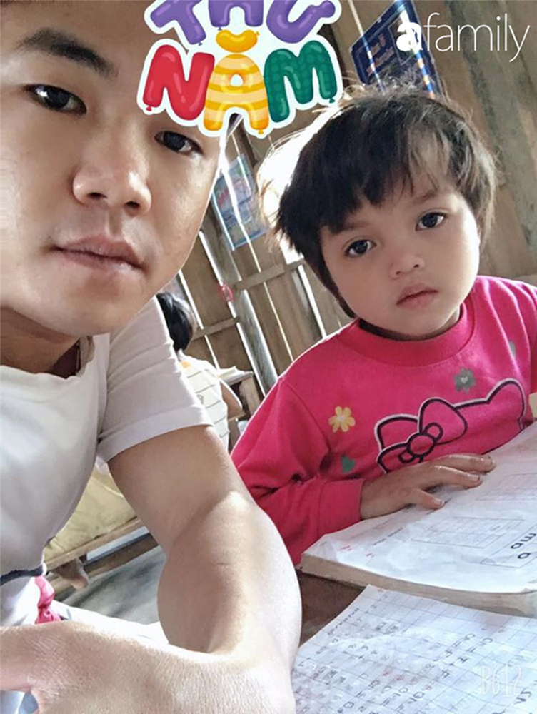 Lớp học kỳ lạ các em ngồi quay lưng vào nhau và câu chuyện nghẹn lòng phía sau qua lời kể của thầy giáo Tiểu học-6