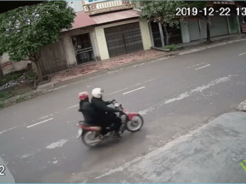 CLIP: Sang đường kiểu nhắm mắt, nữ ninja khiến xe tải lao kinh hoàng vào nhà dân-1