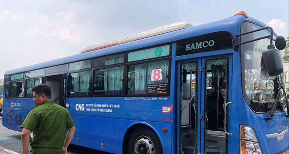 Nóng: Xe buýt chở nhiều sinh viên ở Sài Gòn bị nhóm thanh niên dùng hung khí tấn công, đập phá tanh bành-1