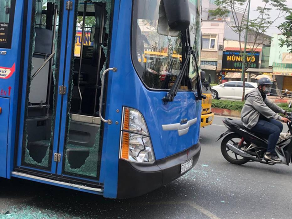 Nóng: Xe buýt chở nhiều sinh viên ở Sài Gòn bị nhóm thanh niên dùng hung khí tấn công, đập phá tanh bành-2