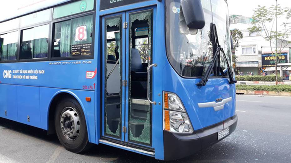 Nguyên nhân nhóm giang hồ chặn xe buýt trước Gigamall ở Sài Gòn đập phá-2