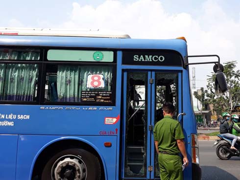 Nhóm thanh niên cầm hung khí xông vào biệt thự của Chủ tịch công ty bất động sản đập phá táo tợn-6