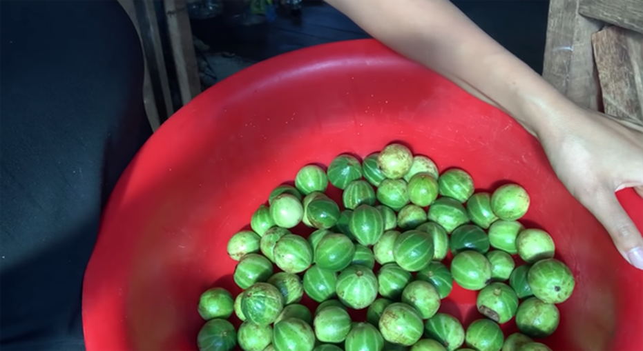 HHen Niê tung clip nấu ăn toàn món lạ hiếm người biết: có khi nào cô nàng Hoa hậu giản dị này sắp lấn sân làm youtuber không?-1