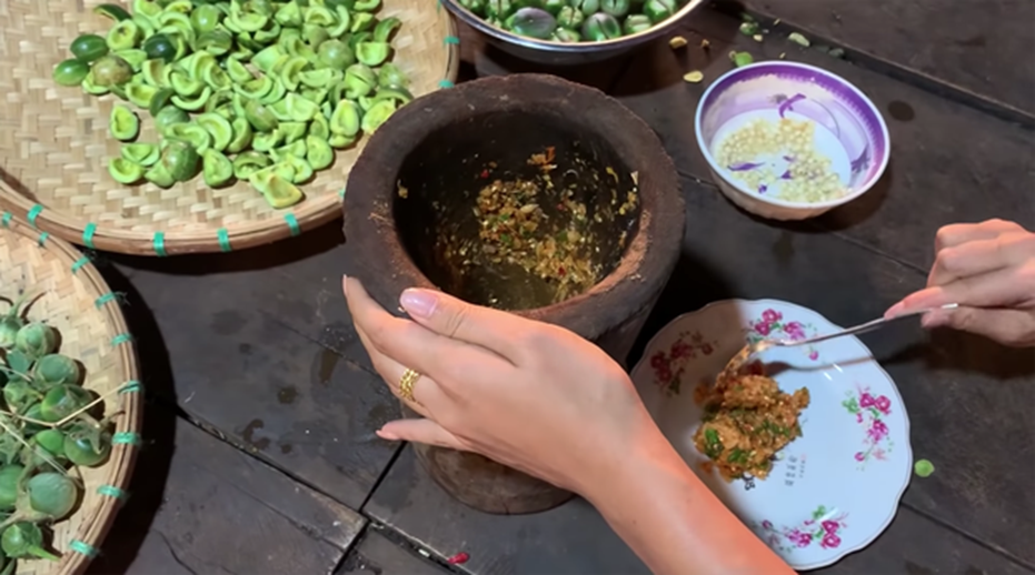 HHen Niê tung clip nấu ăn toàn món lạ hiếm người biết: có khi nào cô nàng Hoa hậu giản dị này sắp lấn sân làm youtuber không?-4