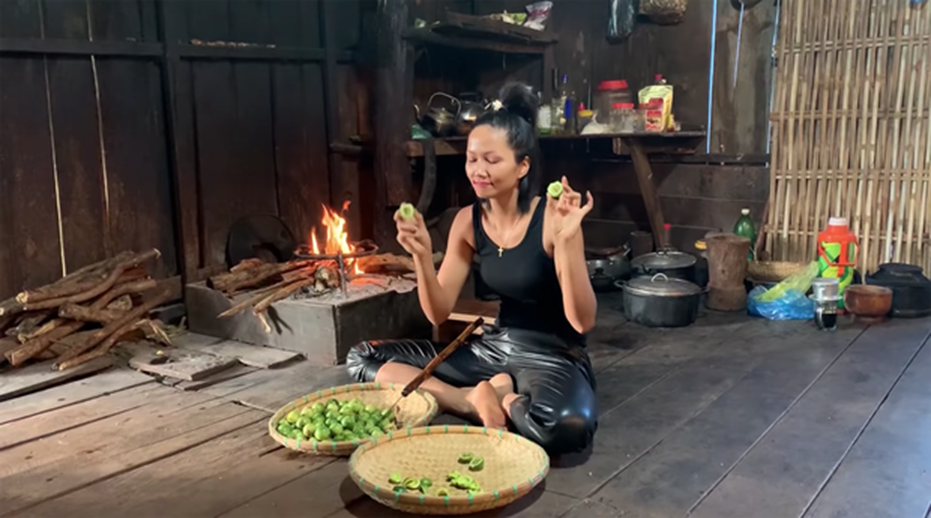 HHen Niê tung clip nấu ăn toàn món lạ hiếm người biết: có khi nào cô nàng Hoa hậu giản dị này sắp lấn sân làm youtuber không?-6