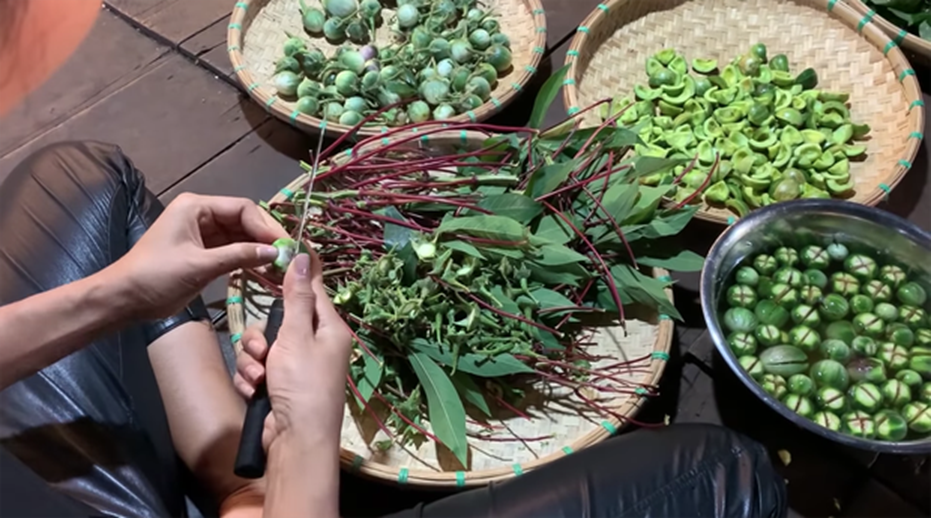 HHen Niê tung clip nấu ăn toàn món lạ hiếm người biết: có khi nào cô nàng Hoa hậu giản dị này sắp lấn sân làm youtuber không?-9