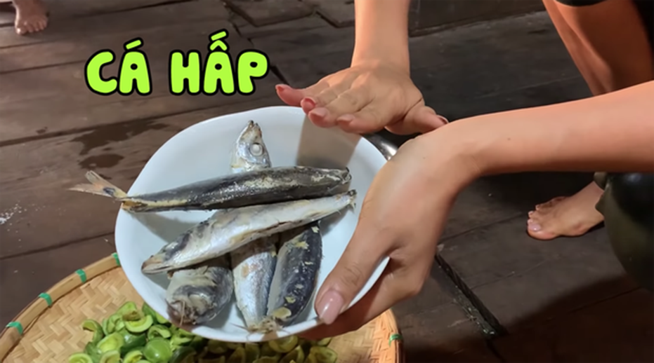 HHen Niê tung clip nấu ăn toàn món lạ hiếm người biết: có khi nào cô nàng Hoa hậu giản dị này sắp lấn sân làm youtuber không?-10