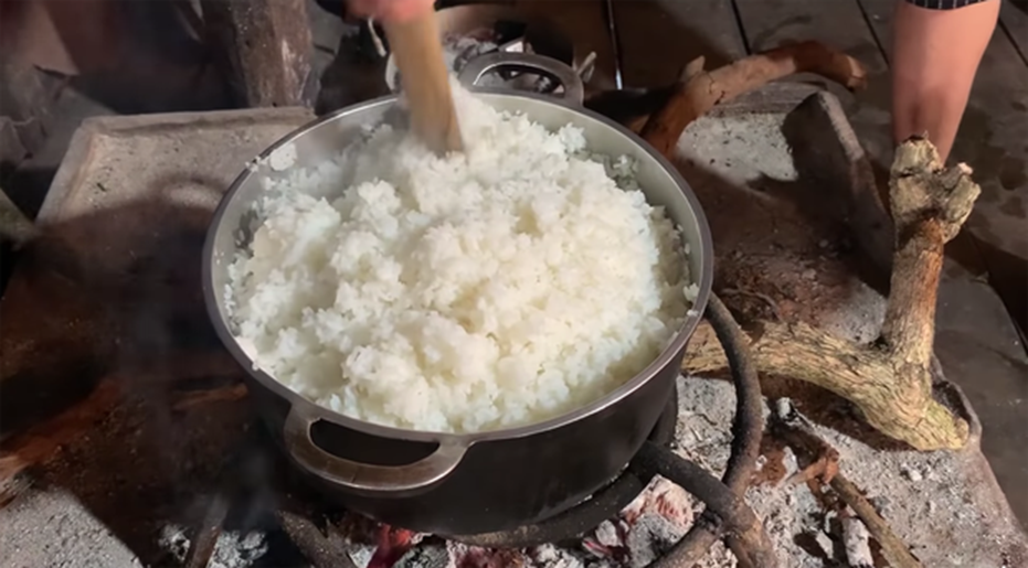 HHen Niê tung clip nấu ăn toàn món lạ hiếm người biết: có khi nào cô nàng Hoa hậu giản dị này sắp lấn sân làm youtuber không?-11