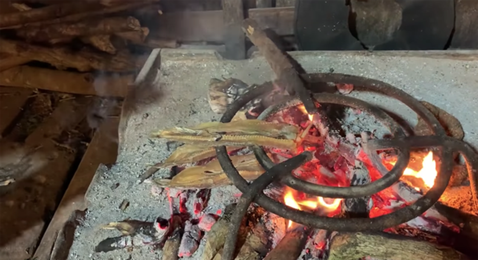 HHen Niê tung clip nấu ăn toàn món lạ hiếm người biết: có khi nào cô nàng Hoa hậu giản dị này sắp lấn sân làm youtuber không?-14