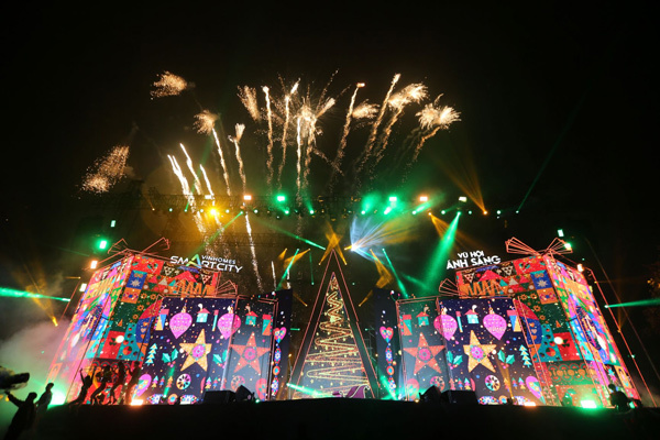 Mỹ Tâm, Tùng Dương diễn ‘cực sung’ ở công viên thể thao lớn hàng đầu ĐNÁ-1