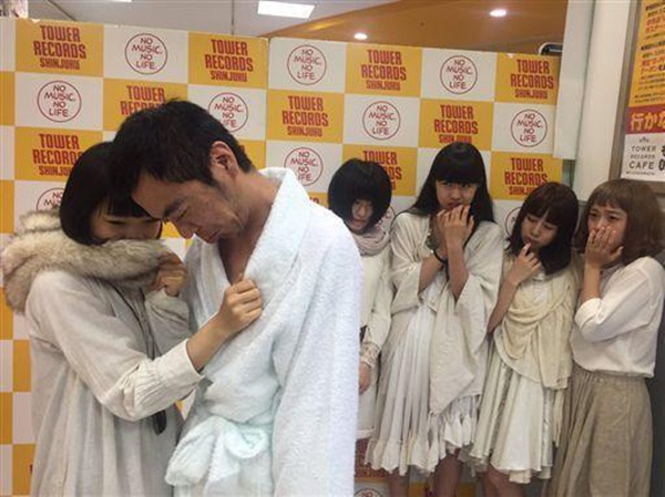 Sốc trước cách thức chiều fan của thần tượng Nhật Bản: Sẵn sàng cho người hâm mộ nam ngủ cùng giường với tư thế nhạy cảm-1