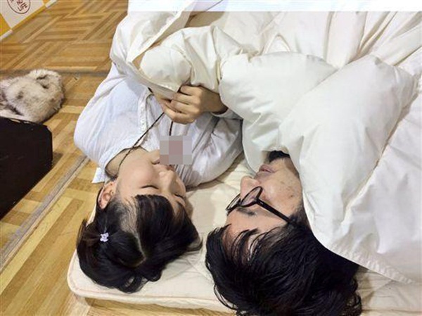 Sốc trước cách thức chiều fan của thần tượng Nhật Bản: Sẵn sàng cho người hâm mộ nam ngủ cùng giường với tư thế nhạy cảm-2