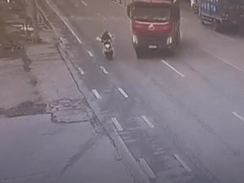 Bị xe máy tông trúng vì dừng giữa đường nói chuyện-1
