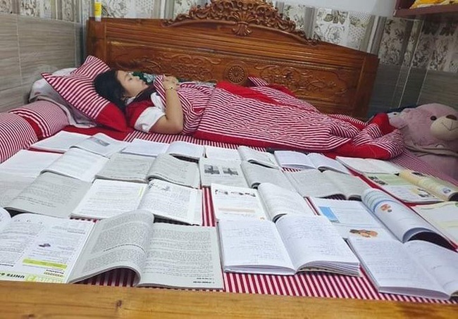 Bước vào mùa thi, học sinh có cách ôn luyện ai nhìn thấy cũng phải quỳ: Đắp mặt nạ Văn, vận công để ghi nhớ kiến thức-3