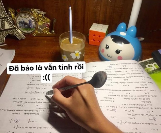 Bước vào mùa thi, học sinh có cách ôn luyện ai nhìn thấy cũng phải quỳ: Đắp mặt nạ Văn, vận công để ghi nhớ kiến thức-4