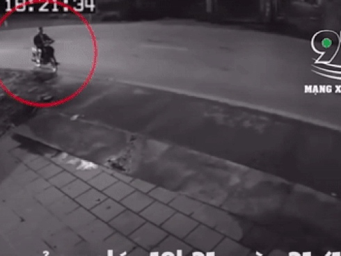 Ôtô tải húc văng người đi xe máy rồi bỏ trốn