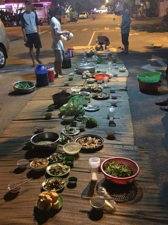 Mâm cỗ giữa đường: Hình ảnh kỳ lạ khiến cả MXH xôn xao trong ngày đầu tuần-1