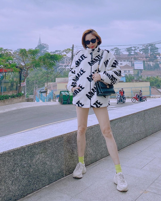 Đỉnh cao của hack tuổi chính là Lý Nhã Kỳ và Hari Won: Diện đồ đơn giản mà xinh xuất sắc trong street style tuần này-11