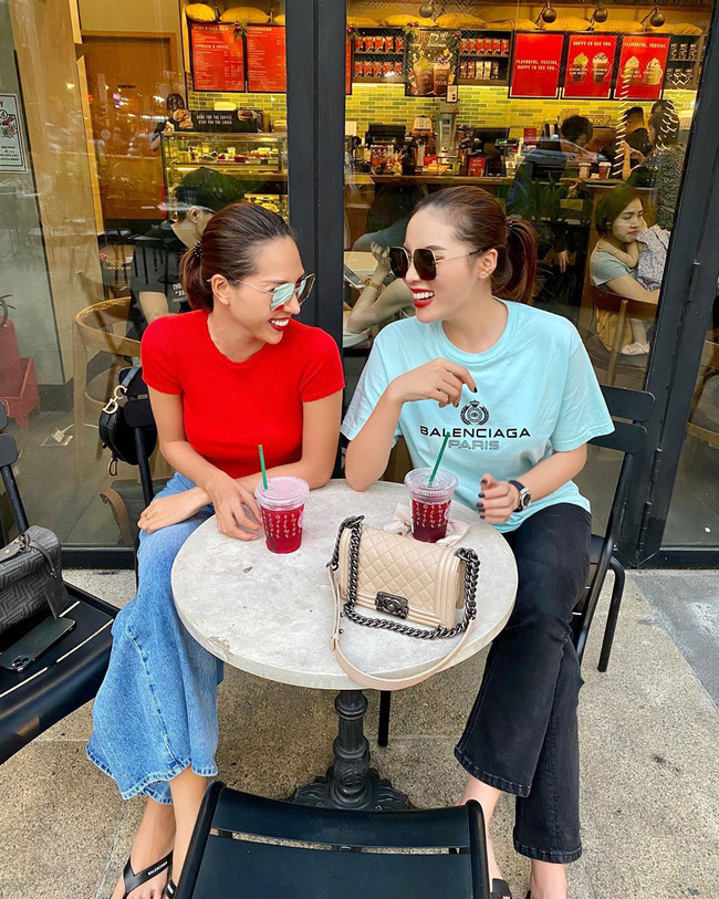 Đỉnh cao của hack tuổi chính là Lý Nhã Kỳ và Hari Won: Diện đồ đơn giản mà xinh xuất sắc trong street style tuần này-7