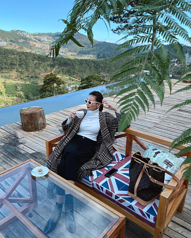 Đỉnh cao của hack tuổi chính là Lý Nhã Kỳ và Hari Won: Diện đồ đơn giản mà xinh xuất sắc trong street style tuần này-10