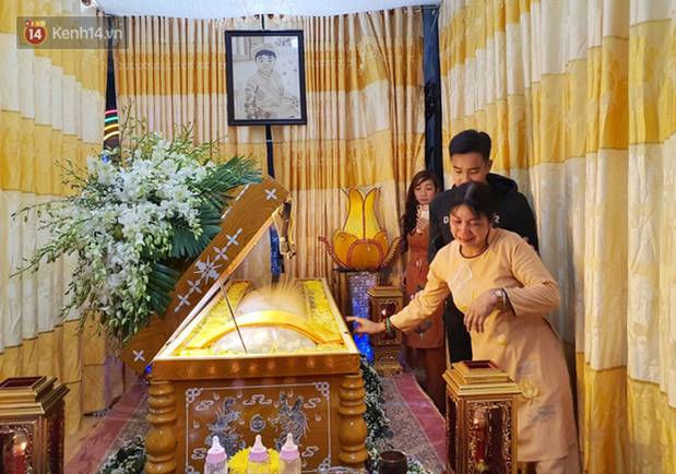 Nghẹn lòng cảnh nhiều cha mẹ khóc nức nở trong buổi tối tiễn đưa chú lính chì Phạm Đức Lộc về nơi an nghỉ cuối cùng-1