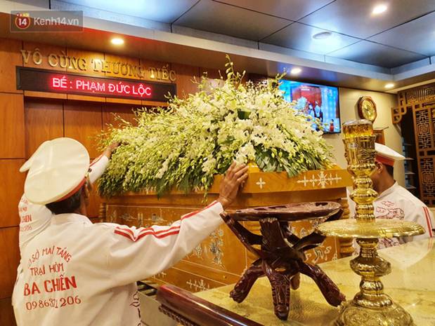 Nghẹn lòng cảnh nhiều cha mẹ khóc nức nở trong buổi tối tiễn đưa chú lính chì Phạm Đức Lộc về nơi an nghỉ cuối cùng-5