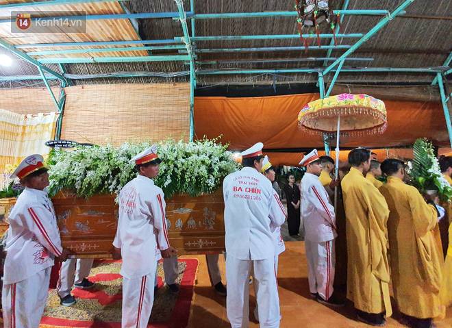 Nghẹn lòng cảnh nhiều cha mẹ khóc nức nở trong buổi tối tiễn đưa chú lính chì Phạm Đức Lộc về nơi an nghỉ cuối cùng-6