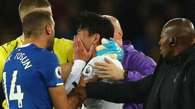 Dân mạng phê phán Son Heung-min dùng nước mắt giả tạo để mua chuộc sự đồng cảm, nhưng anh này là một gã mít ướt chính hiệu: 5 lần cầu thủ hay nhất châu Á khóc ngất trên sân cỏ-2