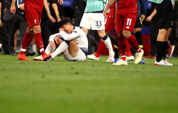 Dân mạng phê phán Son Heung-min dùng nước mắt giả tạo để mua chuộc sự đồng cảm, nhưng anh này là một gã mít ướt chính hiệu: 5 lần cầu thủ hay nhất châu Á khóc ngất trên sân cỏ-4