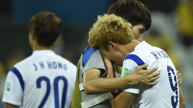 Dân mạng phê phán Son Heung-min dùng nước mắt giả tạo để mua chuộc sự đồng cảm, nhưng anh này là một gã mít ướt chính hiệu: 5 lần cầu thủ hay nhất châu Á khóc ngất trên sân cỏ-9