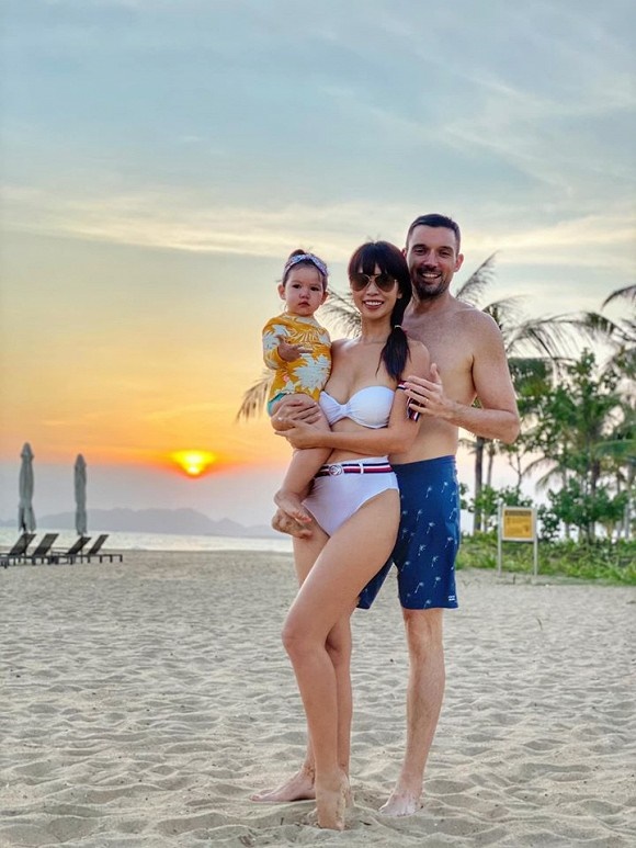 Siêu mẫu Hà Anh diện bikini bốc lửa trong chuyến nghỉ dưỡng cùng chồng con-3