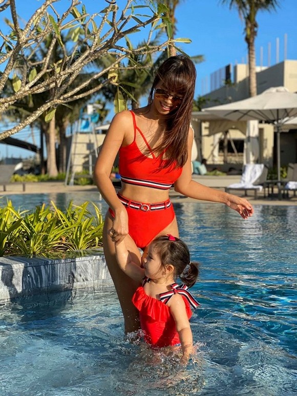 Siêu mẫu Hà Anh diện bikini bốc lửa trong chuyến nghỉ dưỡng cùng chồng con-6