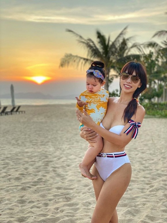 Siêu mẫu Hà Anh diện bikini bốc lửa trong chuyến nghỉ dưỡng cùng chồng con-7