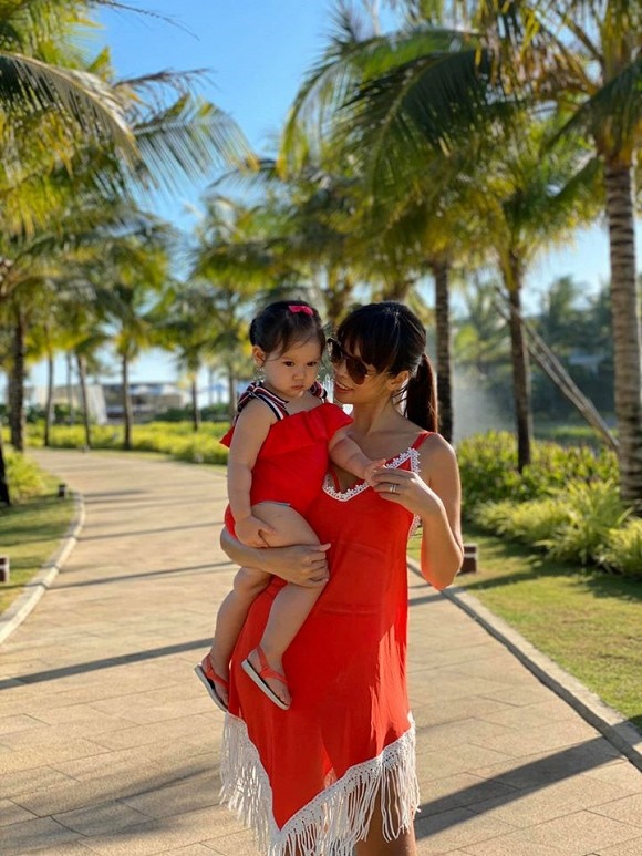 Siêu mẫu Hà Anh diện bikini bốc lửa trong chuyến nghỉ dưỡng cùng chồng con-8