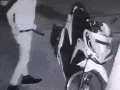 Clip: 'Soái ca' dừng xe máy trước cửa nhà dân hồn nhiên phóng uế, hành động cuối cùng mới choáng