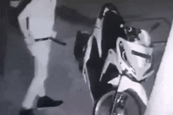 Clip: Soái ca dừng xe máy trước cửa nhà dân hồn nhiên phóng uế, hành động cuối cùng mới choáng-1