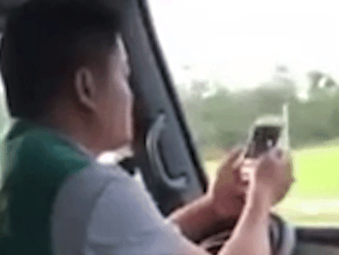 Tài xế ôtô thiếu quan sát suýt đâm vào công nhân sửa cống-1