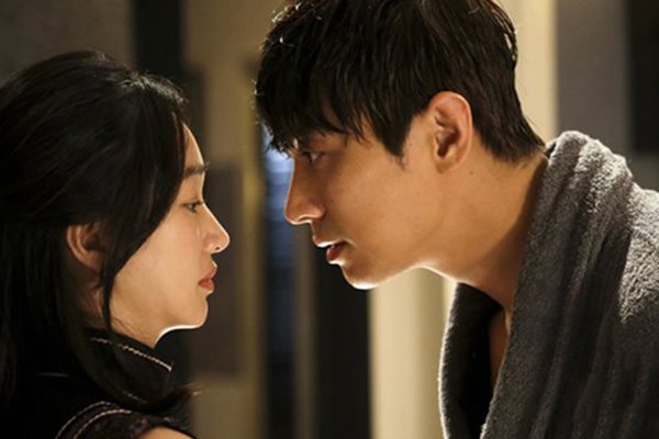 Chuẩn bị quà bất ngờ cho bạn trai, vừa cởi áo ra anh lao vào tát tím mặt-1