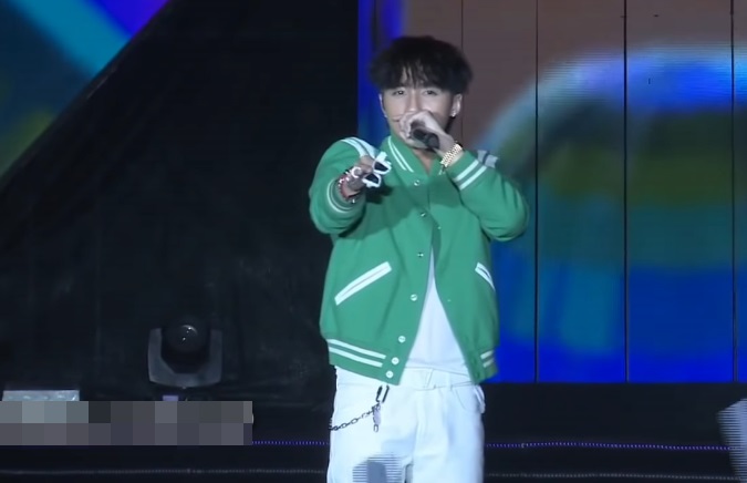 Chịu chơi như Sơn Tùng: Sắm liền tay cả lô áo hiệu cùng một mẫu về mặc dần-1