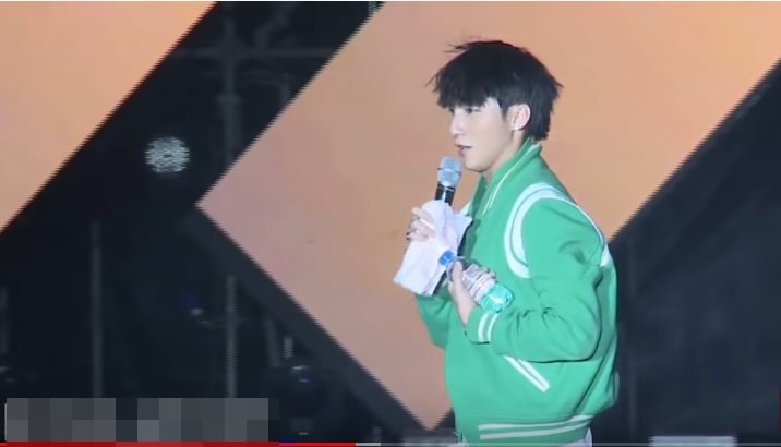 Chịu chơi như Sơn Tùng: Sắm liền tay cả lô áo hiệu cùng một mẫu về mặc dần-2