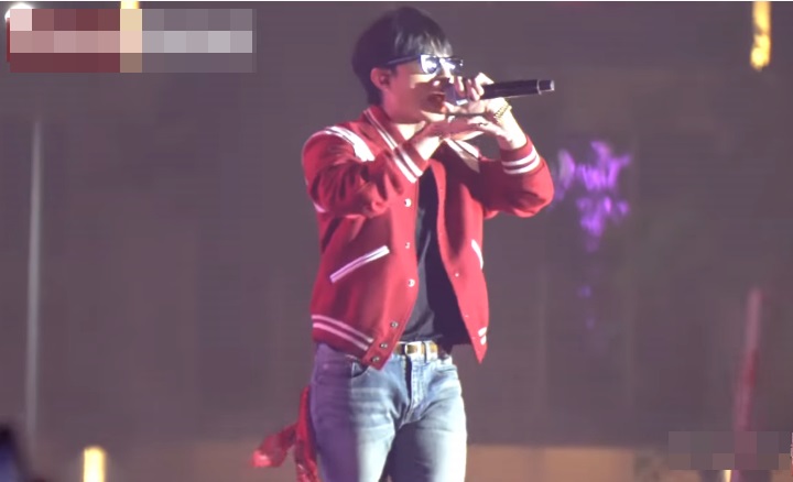 Chịu chơi như Sơn Tùng: Sắm liền tay cả lô áo hiệu cùng một mẫu về mặc dần-3