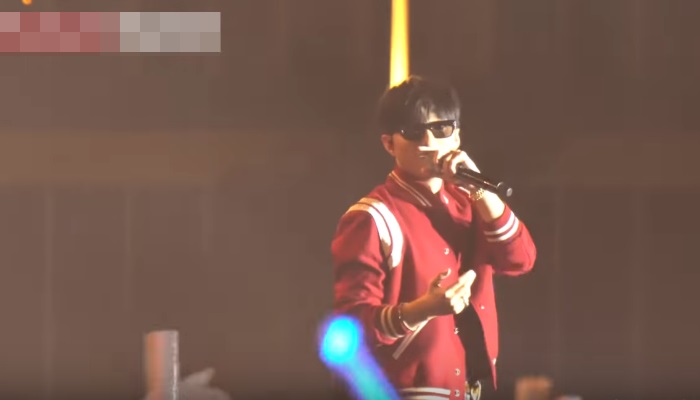 Chịu chơi như Sơn Tùng: Sắm liền tay cả lô áo hiệu cùng một mẫu về mặc dần-4