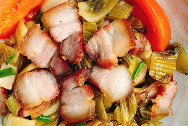 Bữa tối đưa cơm với thịt ba chỉ phơi nắng xào cải chua-1