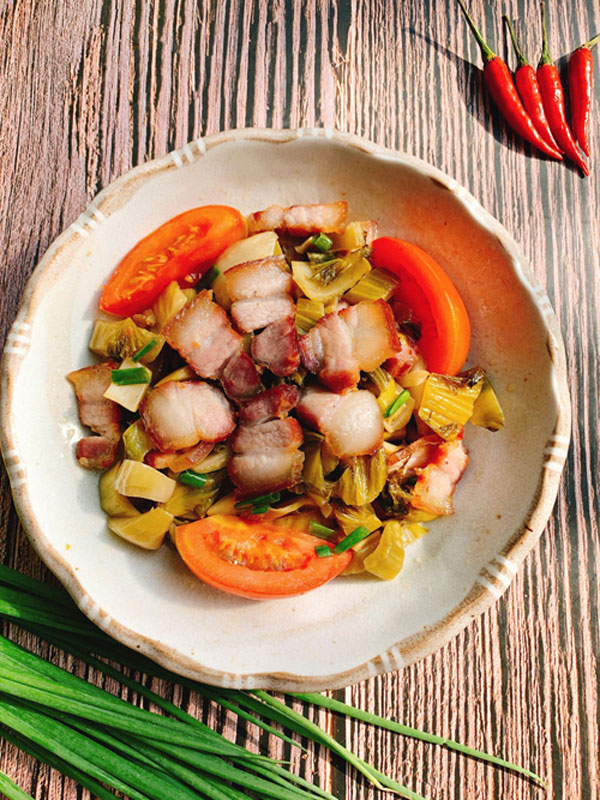 Bữa tối đưa cơm với thịt ba chỉ phơi nắng xào cải chua-2