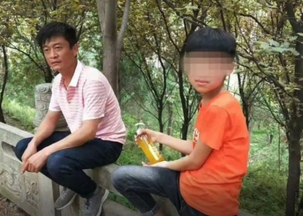 Nhận được tin nhắn nặc danh, ông bố quyết khai quật mộ con trai vừa qua đời và phẫn nộ khi biết nguyên nhân thật sự khiến đứa trẻ chết-1