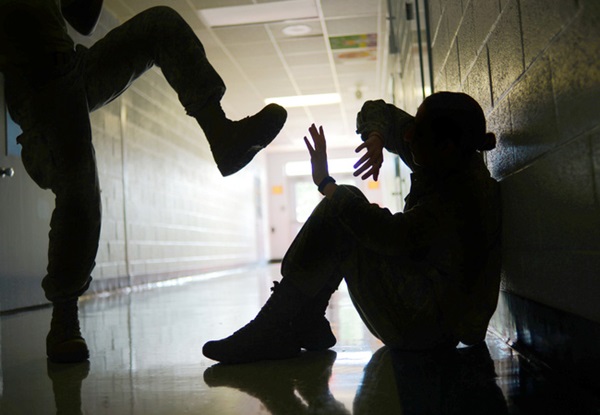 Nhận được tin nhắn nặc danh, ông bố quyết khai quật mộ con trai vừa qua đời và phẫn nộ khi biết nguyên nhân thật sự khiến đứa trẻ chết-2