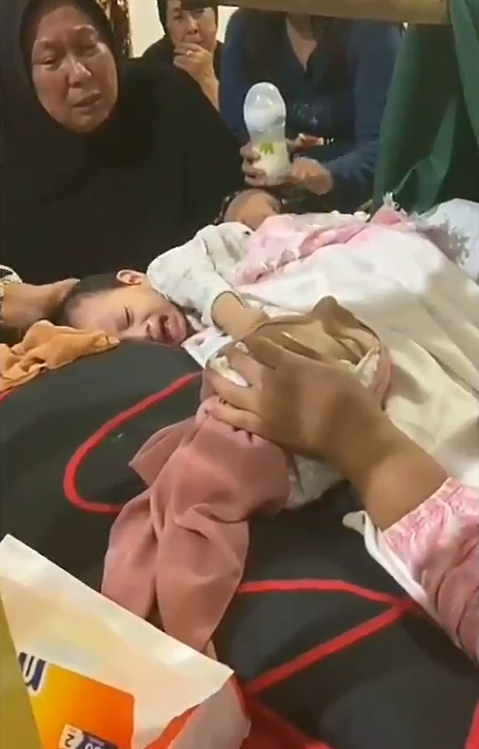 Clip bé gái 1 tuổi khóc thảm thiết đòi mẹ dậy khi nằm bên cạnh thi thể mẹ khiến hàng nghìn người rơi nước mắt-1