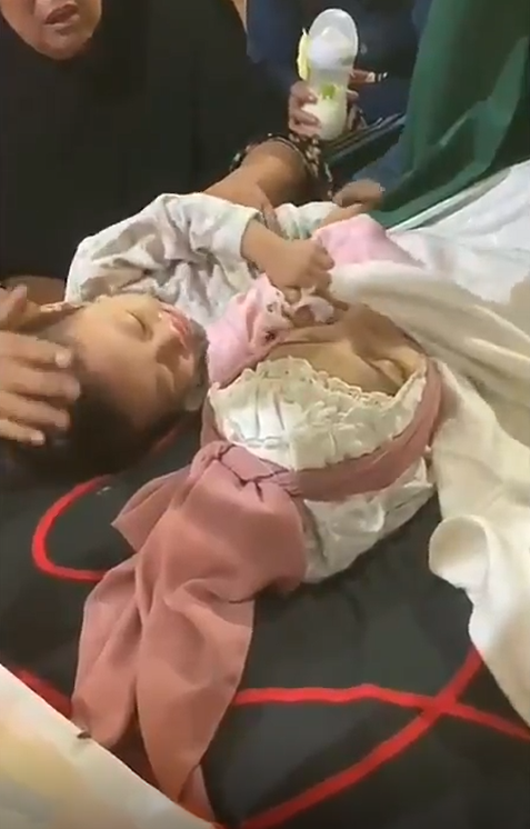 Clip bé gái 1 tuổi khóc thảm thiết đòi mẹ dậy khi nằm bên cạnh thi thể mẹ khiến hàng nghìn người rơi nước mắt-2